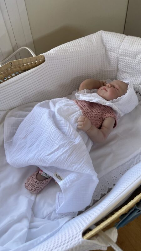 Primera puesta artesanal para bebé recién nacido confeccionada en España por The Little Lemon