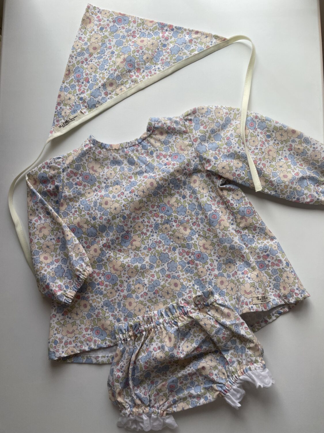 Conjunto jesusito, cubre y pañoleta talla 3-6 meses